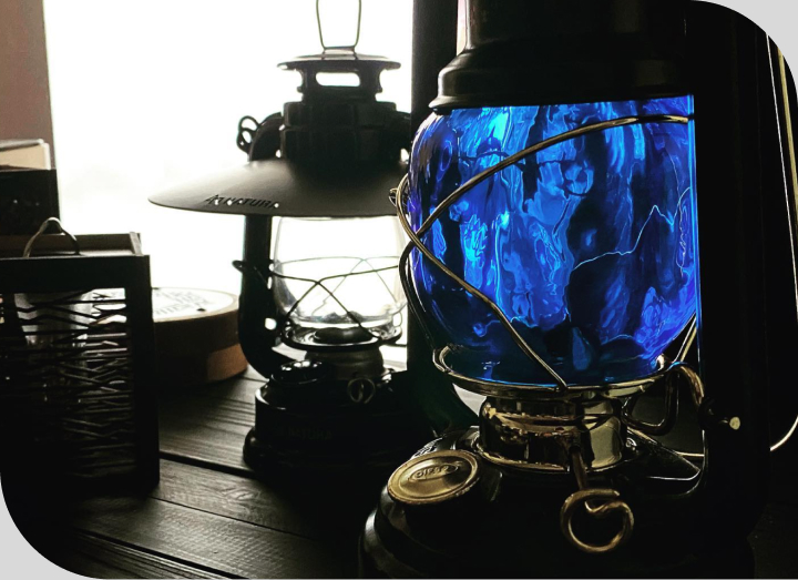 インドアシーンでのランタンとライト